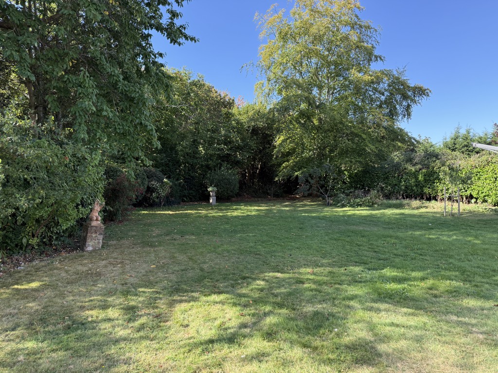 Lot: 192 - TWO-BEDROOM FLAT IN NEED OF IMPROVEMENT - Communal Gardens